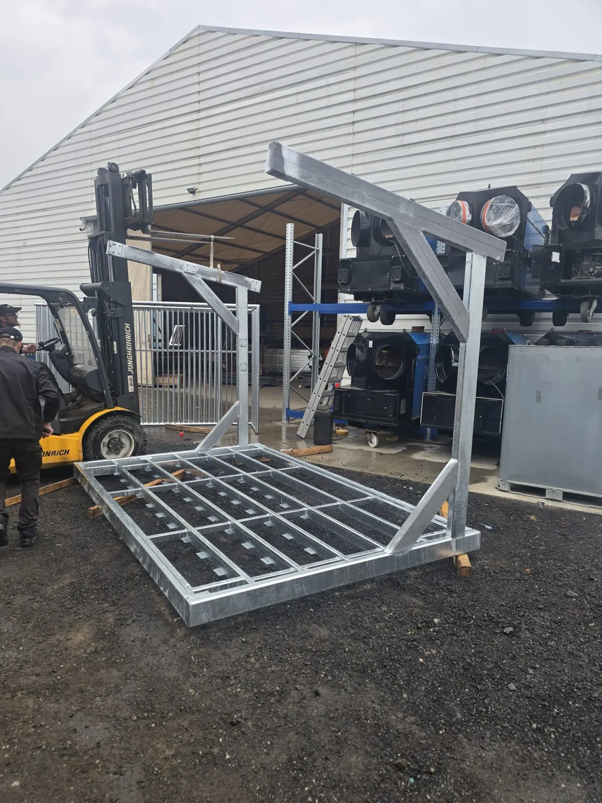 Verzinkter Stahlrahmen einer L.me Solar-Ladestation vor der Werkhalle