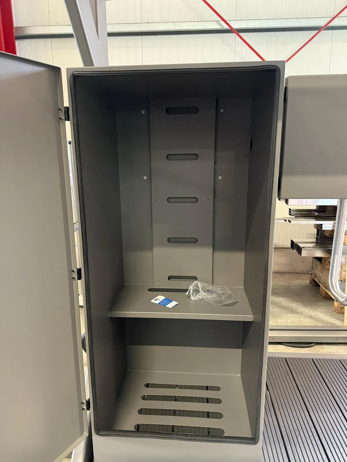 Leerer Technikschrank einer L.me Solar-Ladestation vor dem Einbau der Technik