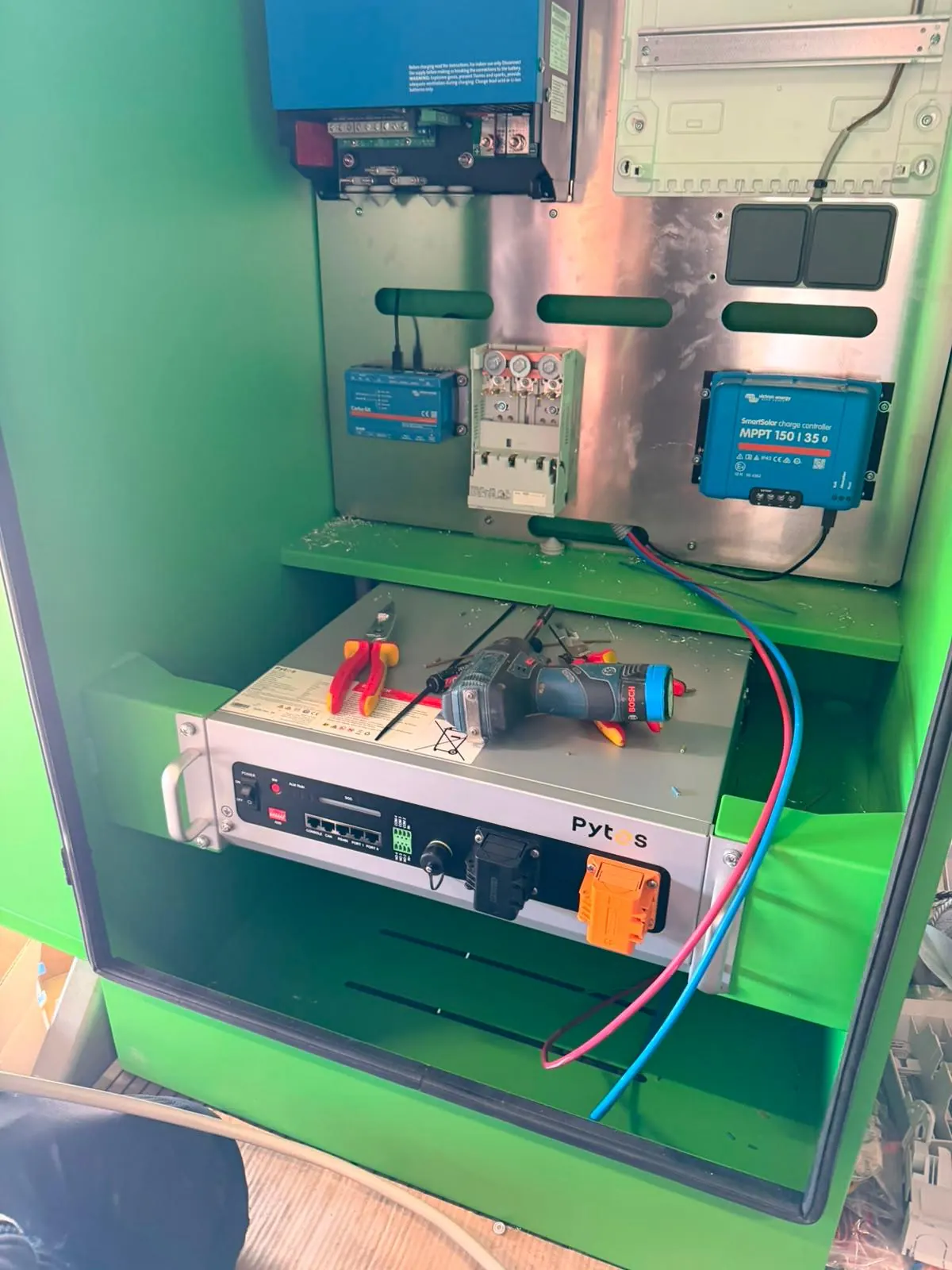 Batteriespeicher, Wechselrichter und Laderegler im Technikschrank der L.me Station