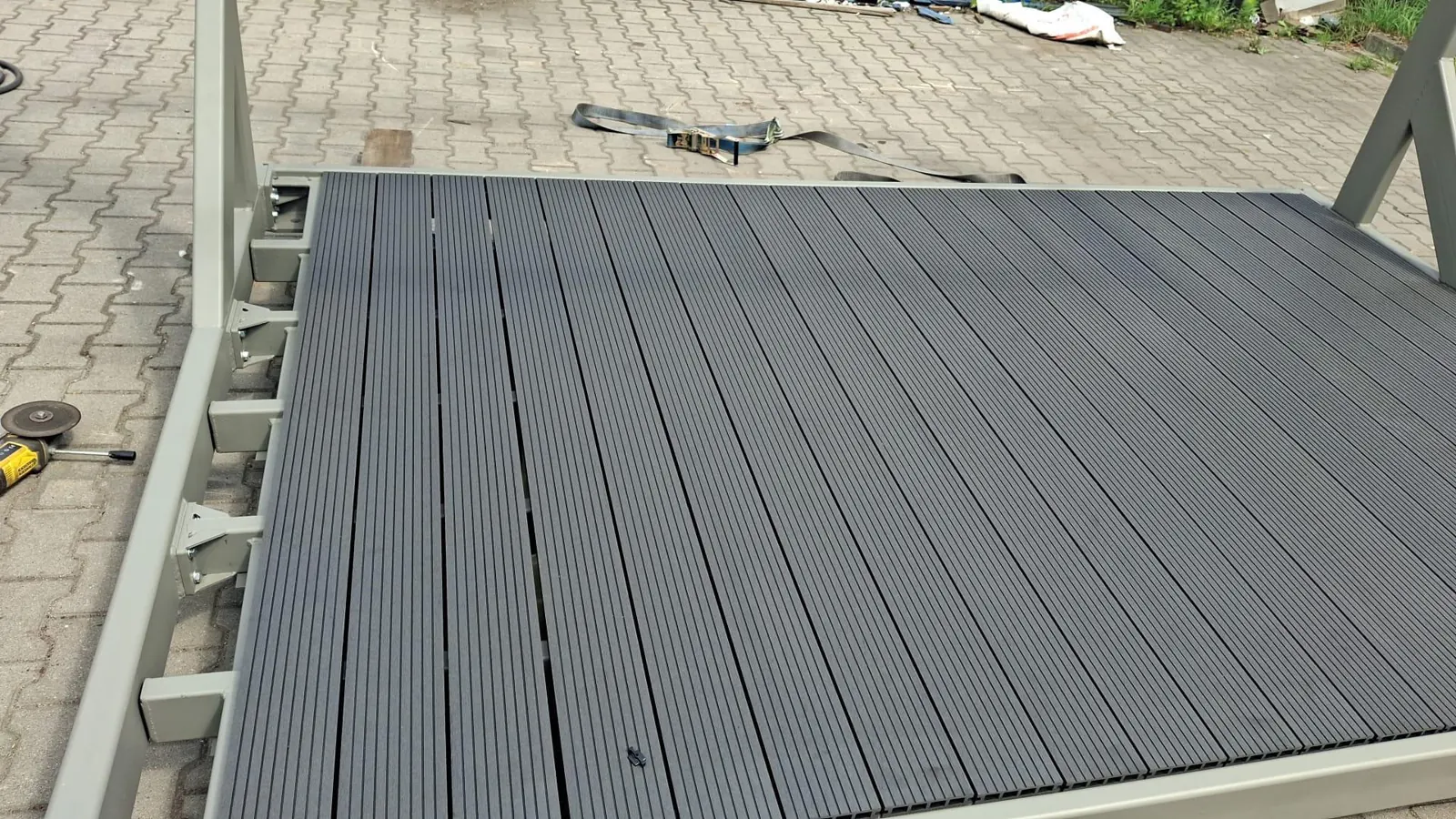 Dielenboden einer L.me Solar-Ladestation bei der Montage