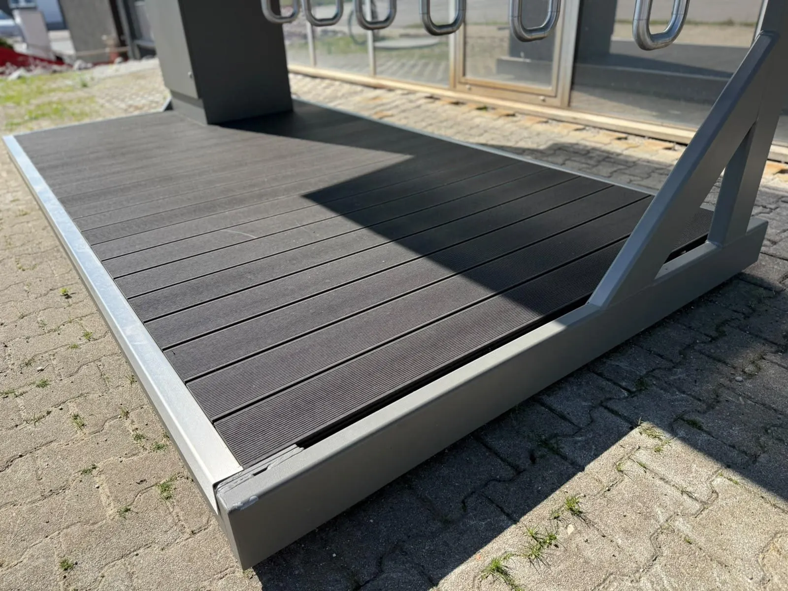 Fertiger Dielenboden im Stahlrahmen einer L.me Solar-Ladestation