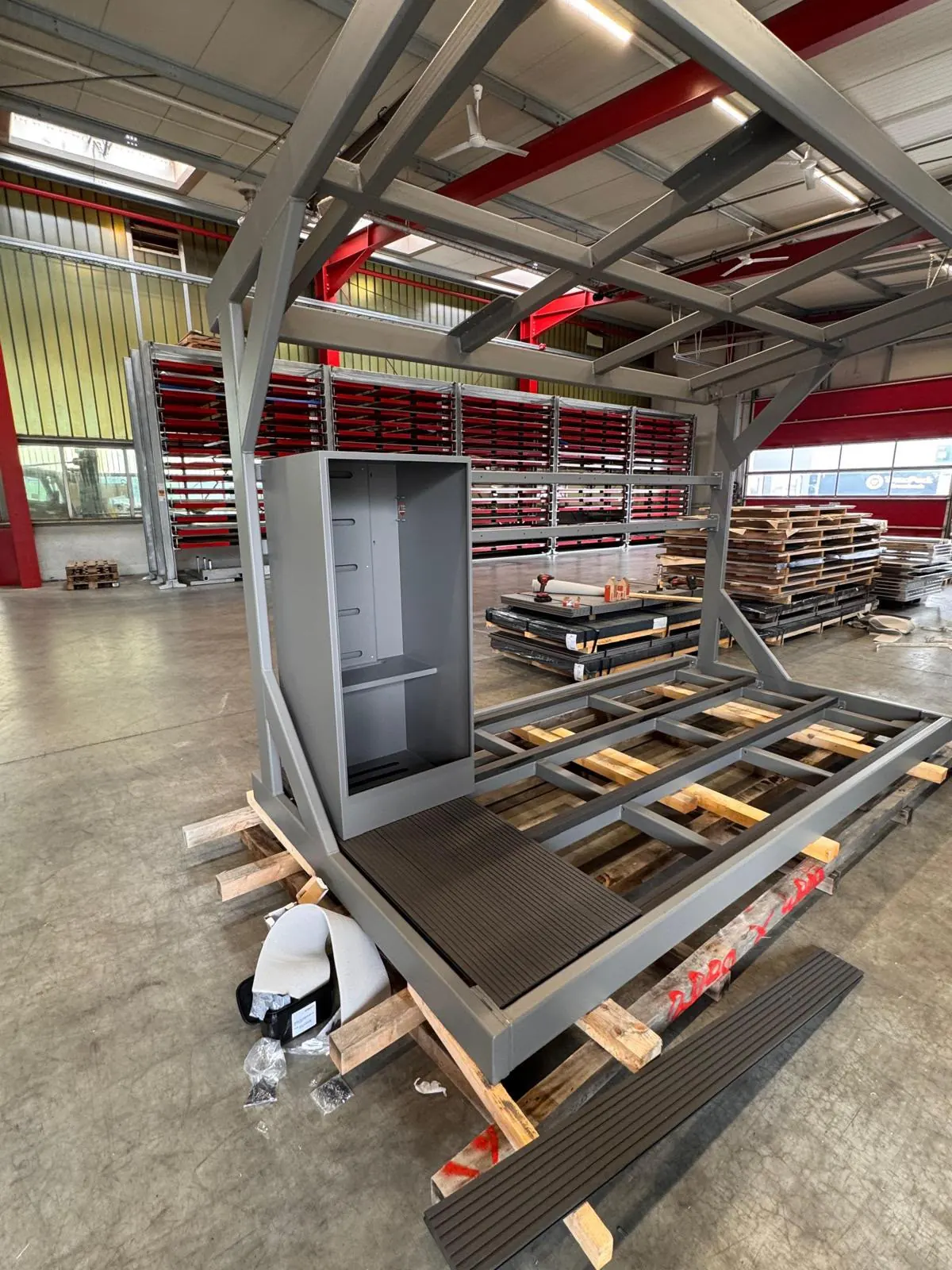 Endmontage einer L.me Solar-Ladestation mit Technikschrank in der Werkhalle