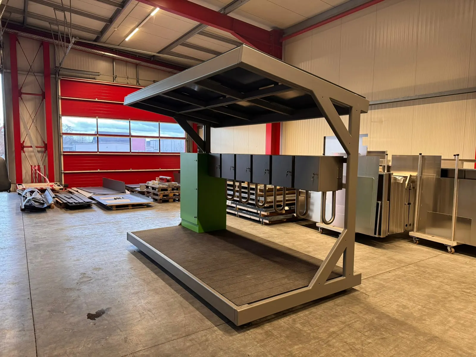 Fertig montierte L.me Solar-Ladestation in der Werkhalle