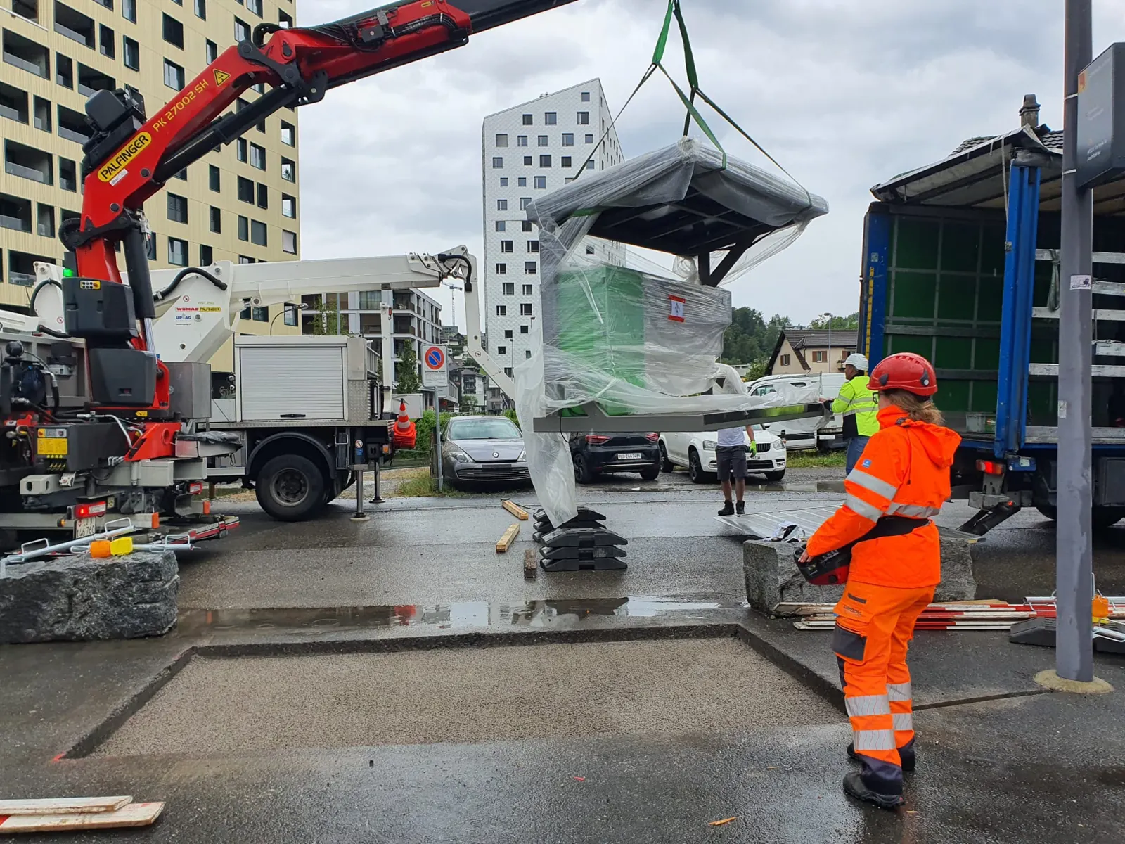 L.me Solar-Ladestation wird per Kran am Aufstellort angeliefert