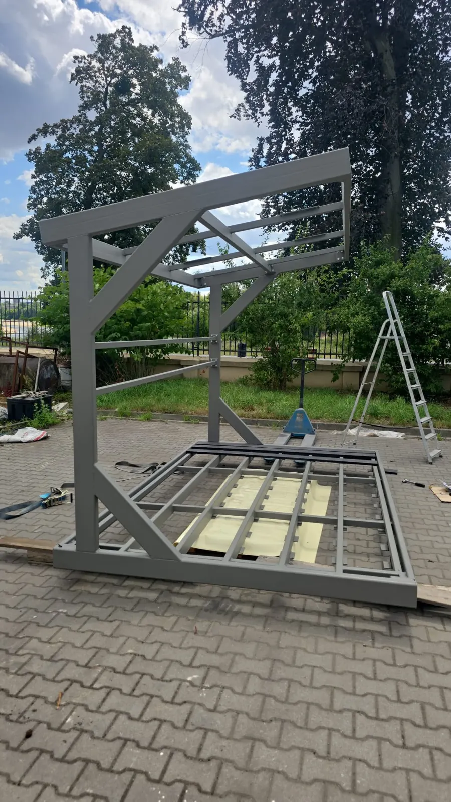 Stahlrahmen einer L.me Solar-Ladestation bei der Aufstellung vor Ort
