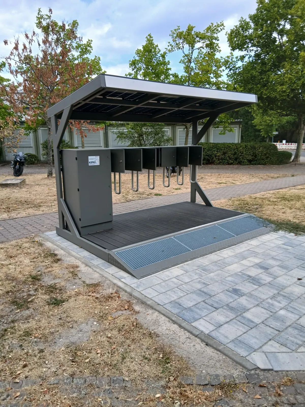 Fertig aufgebaute L.me Solar-Ladestation mit Rampe auf gepflasterter Fläche