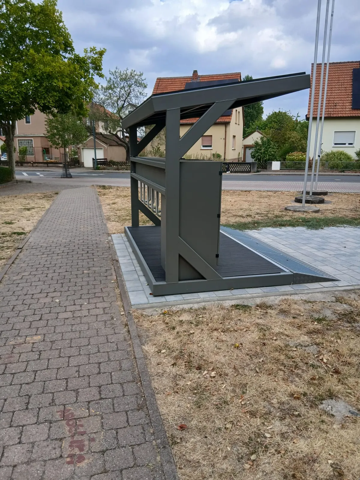 L.me Solar-Ladestation an einem Gehweg aufgestellt