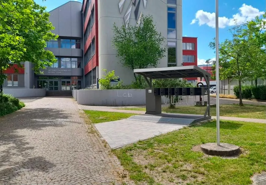 L.me Solar-Ladestation auf einem Firmengelände