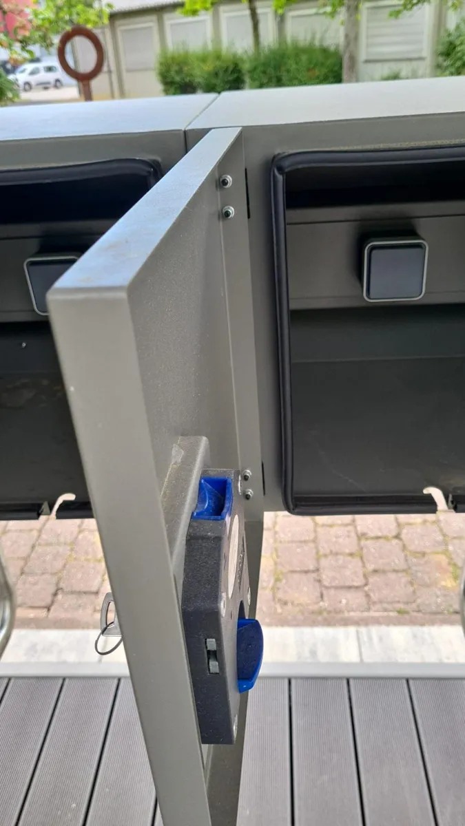 Geöffnetes Ladefach einer L.me Solar-Ladestation mit Radbügel darunter