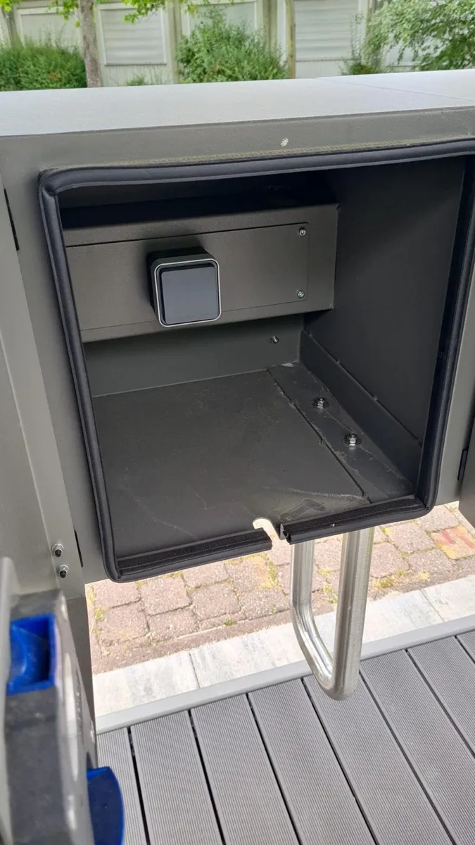 Schuko-Steckdose im Ladefach der L.me Solar-Ladestation